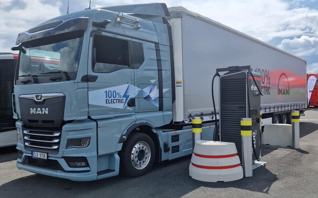 Česko má první veřejnou dobíjecí stanici pro elektrokamiony; je u D1 v Mořicích na Prostějovsku