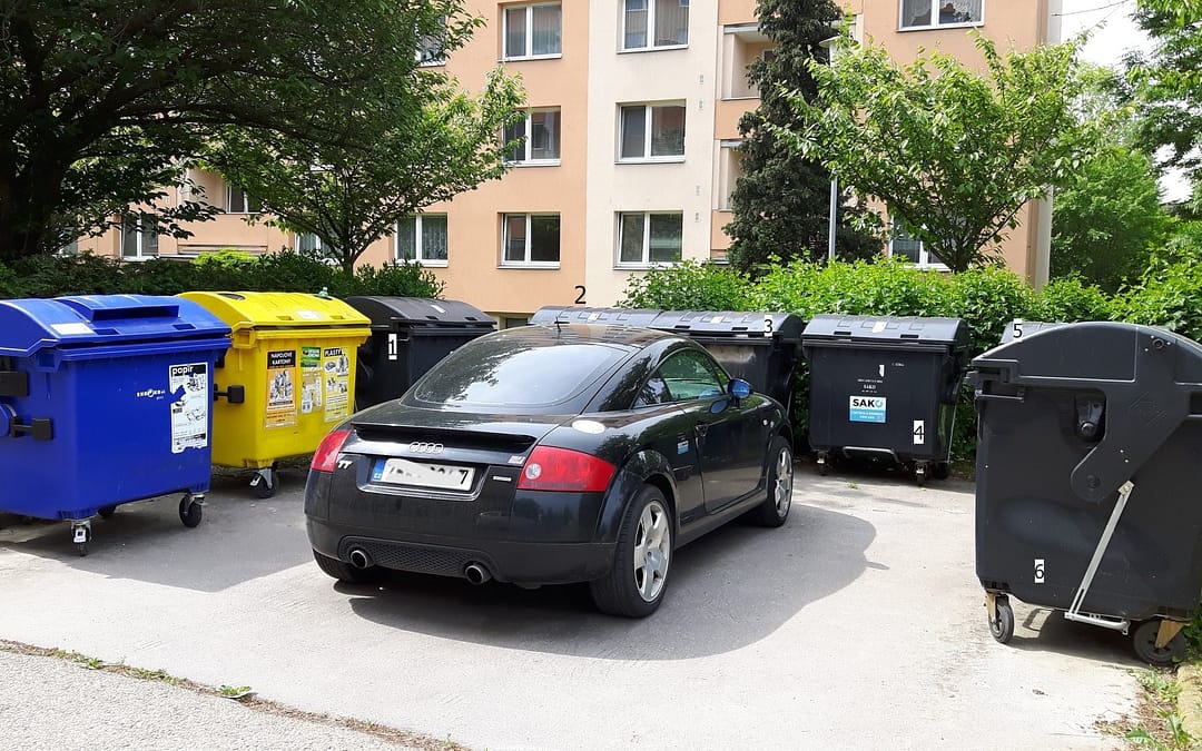 Kolik černých popelnic vidíte parkovat? Taky sedm?