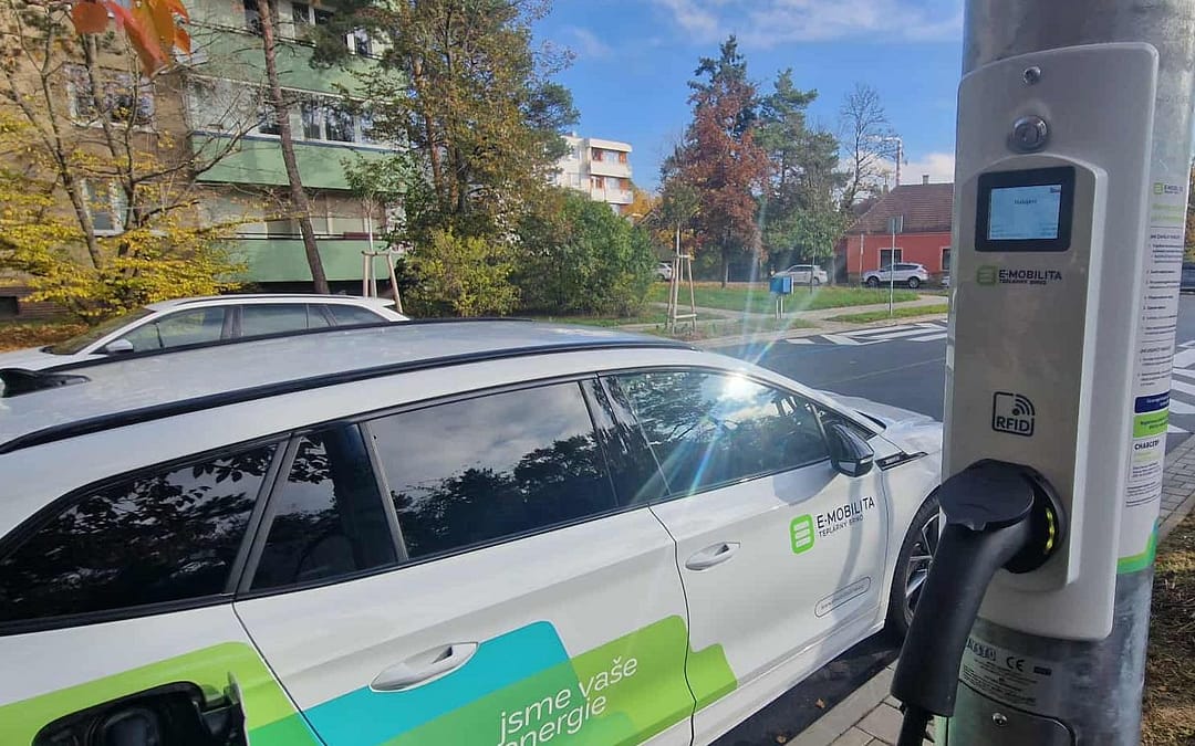 Brno má raritu: první dobíjecí stanici v ČR ukrytou ve stožáru veřejného osvětlení