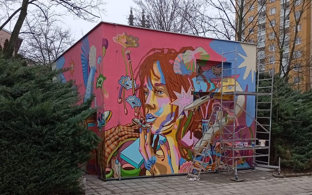 Francouzský výtvarník vytvořil na trafostanici romantický výjev s dívkou