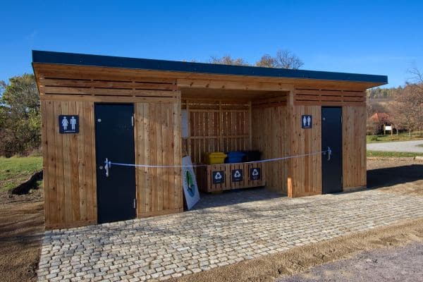 V parku Podyjí otevřeli supermoderní WC pro turisty; jsou dokonce autonomní. Pokřtili je Šaraticí!
